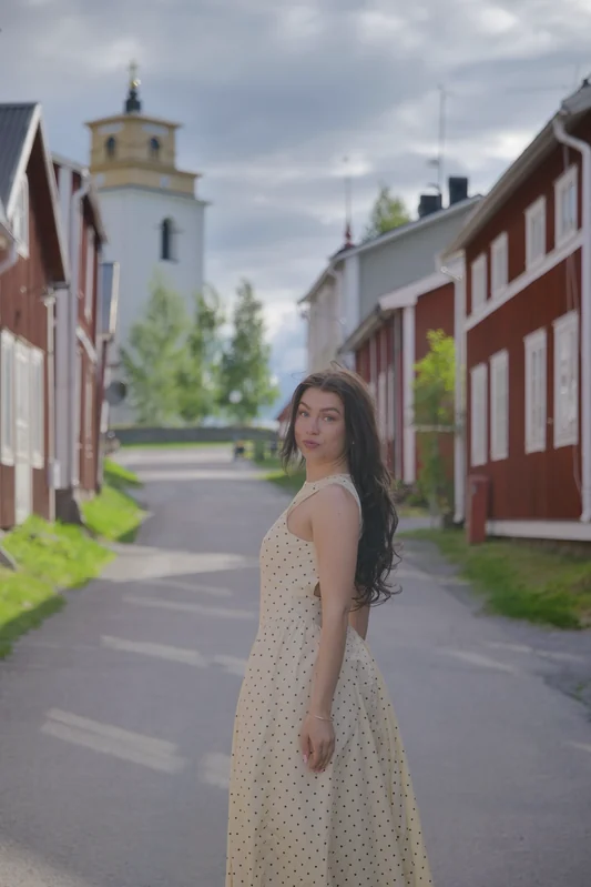Emma-Aurora pilkullisessa mekossa kadulla